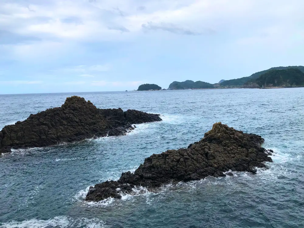海面から黒い岩が突き出た、根の荒い磯の釣り場