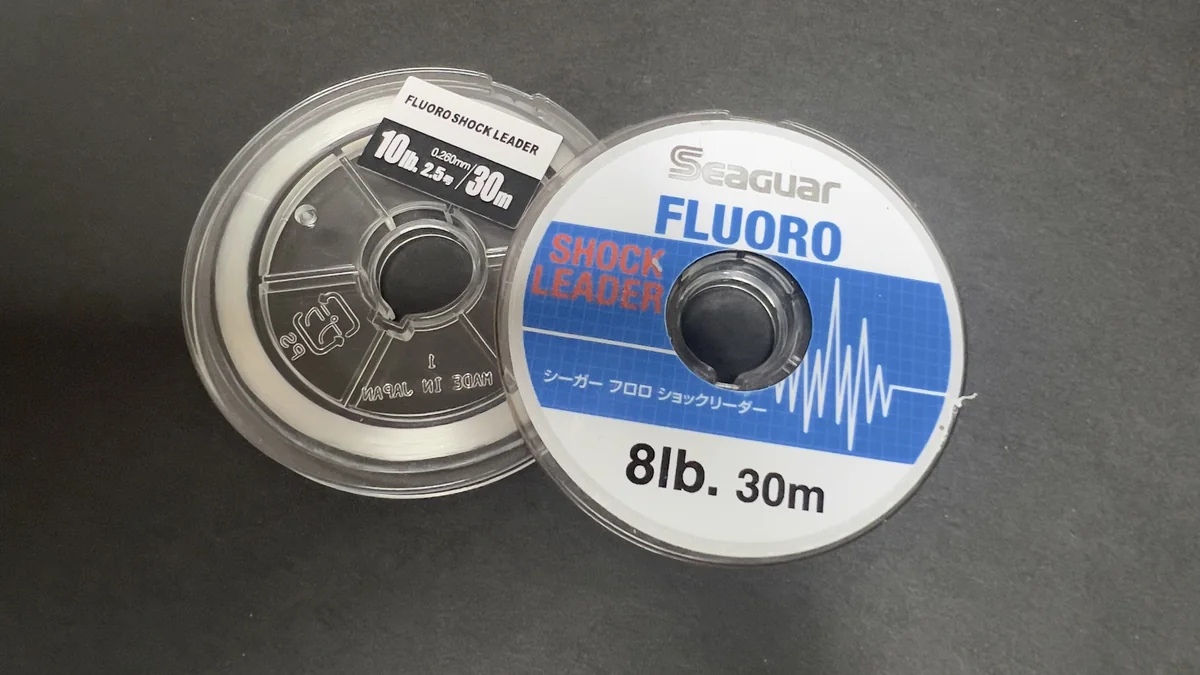 ラベルに8lbと2.5号10lbと書かれた、2つのフロロカーボンのリーダー