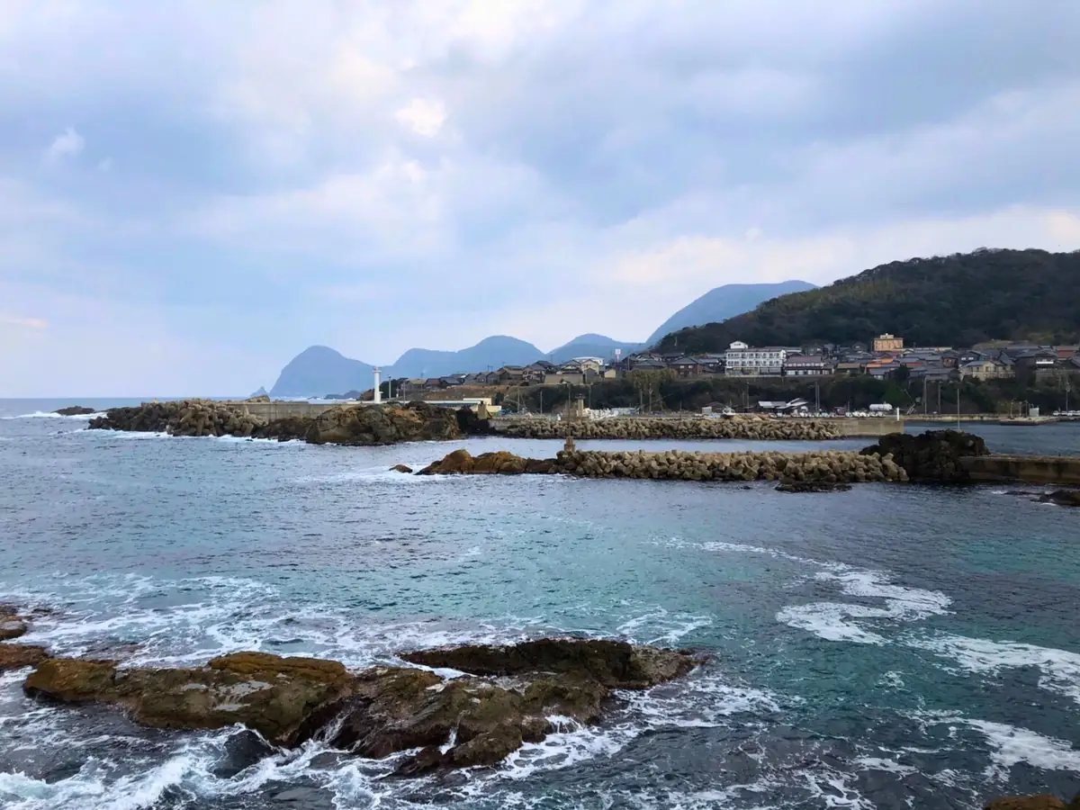 岩が多く波の打ち寄せる磯の釣り場